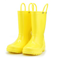 Kinder Neue Mode gelbe Farbe wasserdichte Naturmaterial Regenstiefel Easy-on-Griffe Schuhe